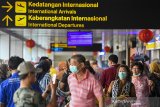 Penumpang menggunakan masker saat keluar dari terminal kedatangan Internasional di Bandar Udara Internasional Husein Sastranegara, Bandung, Jawa Barat, Senin (27/1/2020). Untuk pengawasan serta antisipasi penyebaran virus corona baru (novel Coronavirus/nCov) pihak otoritas Bandar Udara Internasional Husein Sastranegara memasang thermoscan untuk penumpang atau wisatawan yang tiba di Bandung melalui pintu kedatangan internasional dan domestik. ANTARA JABAR/M Agung Rajasa/agr