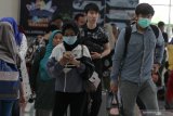 Penumpang pesawat memasuki Terminal Kedatangan, Bandara Abdul Rahman Saleh, Malang, Jawa Timur, Senin (27/1/2020). Kementerian Kesehatan menempatkan sejumlah petugas medis di sejumlah bandara sekaligus melengkapi dengan alat pengukur suhu tubuh penumpang untuk mengantisipasi penyebaran virus Corona yang telah mewabah di beberapa negara khususnya Tiongkok. Antara Jatim/Ari Bowo Sucipto/zk