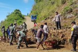 TNI-Polri bersama warga bersihkan material longsor  di Bittuang Tanatoraja