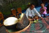 Pengunjung menikmati durian bakar di rumah makan Dusun Sumber, Desa Wonosalam, Kabupaten Jombang, Jawa Timur, Senin (27/1/2020). Durian bakar khas Wonosalam tersebut memiliki daging lebih lembut dan creamy tanpa aroma yang terlalu menyengat. Cocok bagi mereka yang tak terlalu suka aroma durian dan dijual mulai Rp25 ribu-Rp100 ribu tergantung ukuran. Antara Jatim/Syaiful Arif/zk.