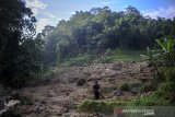 Seorang warga berada di lokasi bencana pascabanjir bandang di Kampung Cilipung, Pasanggrahan Baru, Sumedang Selatan, Kabupaten Sumedang, Jawa Barat, Senin (27/1/2020). Banjir bandang tersebut terjadi akibat intensitas hujan yang tinggi di wilayah Sumedang pada Minggu (26/1) dan menyebabkan 2 orang meninggal dunia, serta 2 orang luka berat. ANTARA JABAR/Raisan Al Farisi/agr