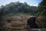 Seorang warga berada di lokasi bencana pascabanjir bandang di Kampung Cilipung, Pasanggrahan Baru, Sumedang Selatan, Kabupaten Sumedang, Jawa Barat, Senin (27/1/2020). Banjir bandang tersebut terjadi akibat intensitas hujan yang tinggi di wilayah Sumedang pada Minggu (26/1) dan menyebabkan 2 orang meninggal dunia, serta 2 orang luka berat. ANTARA JABAR/Raisan Al Farisi/agr