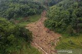 Foto udara lokasi bencana pascabanjir bandang di Kampung Cilipung, Pasanggrahan Baru, Sumedang Selatan, Kabupaten Sumedang, Jawa Barat, Senin (27/1/2020). Banjir bandang tersebut terjadi akibat intensitas hujan yang tinggi di wilayah Sumedang pada Minggu (26/1) dan menyebabkan 2 orang meninggal dunia, serta 2 orang luka berat. ANTARA JABAR/Raisan Al Farisi/agr