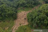 Foto udara lokasi bencana pascabanjir bandang di Kampung Cilipung, Pasanggrahan Baru, Sumedang Selatan, Kabupaten Sumedang, Jawa Barat, Senin (27/1/2020). Banjir bandang tersebut terjadi akibat intensitas hujan yang tinggi di wilayah Sumedang pada Minggu (26/1) dan menyebabkan 2 orang meninggal dunia, serta 2 orang luka berat. ANTARA JABAR/Raisan Al Farisi/agr