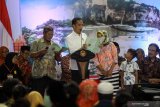 Presiden Joko Widodo (tengah) berbincang dengan penerima Sertifikat Tanah untuk Rakyat di gedung Wahana Ekspresi Poesponegoro (WEP) Kabupaten Gresik, Jawa Timur, Senin (27/1/2020). Presiden menyerahkan sebanyak 2020 sertifikat tanah di Jatim, sebagai upaya memberikan hak hukum bukti kepemilikan tanah kepada masyarakat penerima sertifikat di lima wilayah, yakni Surabaya, Gresik, Lamongan, Sidoarjo dan Bangkalan. Antara Jatim/Umarul Faruq/zk