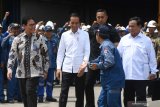 Presiden Joko Widodo (kedua kanan) didampingi Menteri Pertahanan Prabowo Subianto (kanan)dan Dirut PT PAL Budiman Saleh (kiri)  menyapa para pekerja  usai menggelar Rapat Terabatas di Fasilitas Produksi Kapal Selam PT PAL, Surabaya, Jawa Timur, Senin  (27/1/2020). Rapat terbatas tersebut membahas industri pertahanan nasional terutama berkaitan dengan kebijakan pengembangan alat utama sistem senjata. Antara Jatim/Zabur Karuru