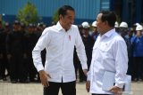 Presiden Joko Widodo (kiri) berbincang dengan Menteri Pertahanan Prabowo Subianto (kanan) usai menggelar Rapat Terabatas di Fasilitas Produksi Kapal Selam PT PAL, Surabaya, Jawa Timur, Senin  (27/1/2020). Rapat terbatas tersebut membahas industri pertahanan nasional terutama berkaitan dengan kebijakan pengembangan alat utama sistem senjata. Antara Jatim/Zabur Karuru