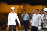 Presiden Joko Widodo (kiri) didampingi  Menhan Prabowo Subianto (kedua kanan) dan DIrut PT PAL Budiman Saleh (kanan) saling berbincang  ketika melakukan kunjungan sebelum  Rapat Terbatas di Fasilitas Produksi Kapal Selam PT PAL, Surabaya, Jawa Timur, Senin  (27/1/2020). Rapat terbatas tersebut terkait kebijakan pengembangan alat utama sistem senjata di PT PAL. Antara Jatim/Zabur Karuru