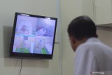 Tim dokter memantau pasien warga negara asing (WNA) asal China (kanan atas) yang dirawat melalui layar monitor di Ruang Isolasi Khusus (RIK) RSUD dr Soetomo, Surabaya, Jawa Timur, Senin (27/1/2020). Meski hasil pemeriksaan sementara pasien tersebut mengindikasikan bukan akibat terjangkit virus corona, namun tim dokter RSUD dr Soetomo melakukan pemeriksaan laboratorium lanjutan guna meningkatkan kewaspadaan dan kepastian tentang kondisi pasien. Antara Jatim/Moch Asim/zk.