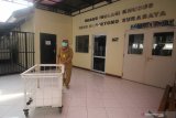 Petugas medis beraktivitas di luar Ruang Isolasi Khusus (RIK) RSUD dr Soetomo, Surabaya, Jawa Timur, Senin (27/1/2020). Meski hasil pemeriksaan sementara terhadap pasien warga negara asing (WNA) asal China yang dirawat di RIK tersebut mengindikasikan bukan akibat terjangkit virus corona, namun tim dokter RSUD dr Soetomo melakukan pemeriksaan laboratorium lanjutan guna meningkatkan kewaspadaan dan kepastian tentang kondisi pasien. Antara Jatim/Moch Asim/zk.