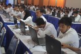 Peserta mengikuti Tes Seleksi Kompetensi Dasar (SKD) Calon Pegawai Negeri Sipil (CPNS) dengan menggunakan sistem Computer Assisted Test (CAT) di Aula SMK 6, Malang, Jawa Timur, Senin (27/1/2020). Total sebanyak 9.198 peserta dari Kota Malang, Kota Pasuruan dan Kabupaten Pasuruan mengikuti tes dengan dibagi menjadi beberapa sesi. Antara Jatim/Ari Bowo Sucipto/zk