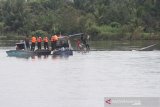 Sejumlah personel Satpolair Polres Aceh Barat melakukan patroli rutin perairan di kawasan Sungai Krueng Meureubo, Aceh Barat, Aceh, Senin (27/1/2020). Patroli rutin perairan setiap pekan tersebut guna untuk mencegah segala macam kemungkinan tindak kriminal yang terjadi di perairan serta untuk memberikan rasa aman kepada masyarakat perairan dan masyarakat pesisir. Antara Aceh/Syifa Yulinnas.