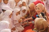 Bunda PAUD mendongeng untuk murid TK Pembina