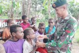 Prajurit TNI ajak anak-anak Kampung Kondo Merauke minum susu