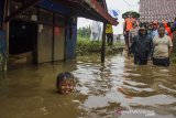 Gubernur  Jawa Barat Ridwan Kamil (kedua kanan) berjalan melewati genangan saat meninjau lokasi terdampak banjir di kawasan Baleendah, Kabupaten Bandung, Jawa Barat, Selasa (28/1/2020). Kunjungan Gubernur Jawa Barat tersebut guna memberikan bantuan dan meninjau secara langsung lokasi pemukiman dan kondisi warga yang terdampak banjir di kawasan Bandung Selatan akibat luapan sungai Citarum. ANTARA JABAR/Novrian Arbi/agr