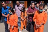 Polisi menggiring tiga tersangka yang berinisial GP (kanan), IY (ketiga kanan) dan PR (kedua kiri) saat konferensi pers pengungkapan kasus perdagangan orang atau eksploitasi anak di Ditreskrimum Polda Bali, Selasa (28/1/2020). Polisi menangkap ketiga tersangka itu karena diduga melakukan tindak pidana perdagangan orang atau eksploitasi anak yaitu seorang remaja berusia 15 tahun asal Cianjur, Jawa Barat yang dipekerjakan di sebuah kafe di Kabupaten Tabanan, Bali. ANTARA FOTO/Nyoman Hendra Wibowo/nym.