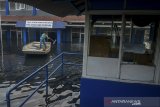 Seorang pekerja mendayung perahu untuk menuju ke dalam Instalasi Pengolahan Air Limbah (IPAL) Cisirung yang terendam banjir di Dayeuhkolot, Kabupaten Bandung, Jawa Barat, Selasa (28/1/2020). IPAL cisirung yang merupakan IPAL terpadu percontohan pertama di Indonesia yang dibangun sejak 1986 tersebut terendam banjir setinggi sejak Sabtu (25/1) akibat tingginya intensitas hujan di beberapa wilayah Bandung Raya. ANTARA JABAR/Raisan Al Farisi/agr