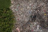 Seorang warga mengumpulkan sampah plastik di sungai Citepus yang bermuara ke sungai Citarum di Bojong Citepus, Cangkuang Wetan, Dayeuhkolot, Kabupaten Bandung, Jawa Barat, Selasa (28/1/2020). Warga mengatakan sampah tersebut telah satu bulan mengendap dan mereka berharap pemerintah setempat bisa segera membersihkannya karena dapat menimbulkan berbagai penyakit. ANTARA JABAR/Raisan Al Farisi/agr