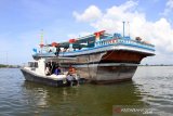 Petugas gabungan menghampiri kapal nelayan yang membawa warga Negara Iran yang diselamatkan nelayan Aceh di Perairan pantai Desa Suak Indra Puri, Kecamatan Johan Pahlawan, Aceh Barat, Aceh, Selasa (28/1/2020). Sebanyak 14 orang imigran asal Iran terdampar di perairan laut Samudera Hindia atau sekitar 20 mil dari bibir pantai Aceh Barat akibat mesin kapal mereka rusak. Antara Aceh/Syifa Yulinnas.