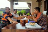 Sastrawan Timor Leste mendapat jamuan makan khas Lampung