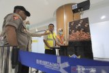 Petugas Kantor Kesehatan Pelabuhan (KKP) bersama personel polisi memeriksa penumpang yang baru tiba dengan alat deteksi suhu tubuh (thermoscan) di terminal kedatangan Bandara Internasional Kertajati, Majalengka, Jawa Barat, Rabu (29/1/2020). Pemeriksaan tersebut untuk mengantisipasi penyebaran virus Corona yang telah mewabah di beberapa negara. ANTARA JABAR/Dedhez Anggara/agr