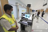 Petugas Kantor Kesehatan Pelabuhan (KKP) memeriksa penumpang yang baru tiba dengan alat deteksi suhu tubuh (thermoscan) di terminal kedatangan Bandara Internasional Kertajati, Majalengka, Jawa Barat, Rabu (29/1/2020). Pemeriksaan tersebut untuk mengantisipasi penyebaran virus Corona yang telah mewabah di beberapa negara. ANTARA JABAR/Dedhez Anggara/agr