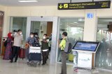 Mahasiswa asal Aceh, Zamzami (kanan) didampingi petugas kesehatan menuju pintu keluar sesampai dari Hongkong saat tiba di Bandara Internasional Sultan Iskandar Muda, Aceh Besar, Rabu (29/1/2020). Zamzami merupakan mahasiswa pertama asal Aceh yang pulang dari Hongkong ke tanah air menyusul merebaknya Virus Corona dari China yang sudah mewabah ke Hongkong, sementara jumlah mahasiswa asal Aceh yang sudah pulang dari China ke tanah air hingga saat ini bertambah menjadi empat orang dan 19 orang lainnya masih terisolasi akibat Virus Corona di China . Antara Aceh/Ampelsa.