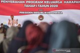 Presiden Joko Widodo menyampaikan arahannya saat penyerahan Program Keluarga Harapan tahap I tahun 2020 di Lapangan Rajawali, Kota Cimahi, Jawa Barat, Rabu (29/1/2020). Kegiatan yang dihadiri 2.500 Keluarga Penerima Manfaat (KPM) akan menerima bantuan Program Keluarga Harapan (PKH) Tahap I sebesar Rp172 miliar untuk Kota Cimahi, Kota Bandung, Kabupaten Bandung dan Kabupaten Bandung Barat yang ditujukan untuk peningkatan kesejahteraan serta nutrisi keluarga agar dapat mendukung program nasional pencegahan stunting. ANTARA JABAR/M Agung Rajasa/agr