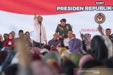 Presiden Joko Widodo menyampaikan arahannya saat penyerahan Program Keluarga Harapan tahap I tahun 2020 di Lapangan Rajawali, Kota Cimahi, Jawa Barat, Rabu (29/1/2020). Kegiatan yang dihadiri 2.500 Keluarga Penerima Manfaat (KPM) akan menerima bantuan Program Keluarga Harapan (PKH) Tahap I sebesar Rp172 miliar untuk Kota Cimahi, Kota Bandung, Kabupaten Bandung dan Kabupaten Bandung Barat yang ditujukan untuk peningkatan kesejahteraan serta nutrisi keluarga agar dapat mendukung program nasional pencegahan stunting. ANTARA JABAR/M Agung Rajasa/agr