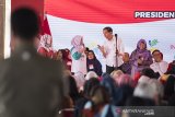 Presiden Joko Widodo (kedua kanan) berdialog dengan warga penerima Program Keluarga Harapan tahap I tahun 2020 di Lapangan Rajawali, Kota Cimahi, Jawa Barat, Rabu (29/1/2020). Kegiatan yang dihadiri 2.500 Keluarga Penerima Manfaat (KPM) akan menerima bantuan Program Keluarga Harapan (PKH) Tahap I sebesar Rp172 miliar untuk Kota Cimahi, Kota Bandung, Kabupaten Bandung dan Kabupaten Bandung Barat yang ditujukan untuk peningkatan kesejahteraan serta nutrisi keluarga agar dapat mendukung program nasional pencegahan stunting. ANTARA JABAR/M Agung Rajasa/agr