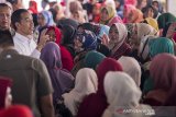 Presiden Joko Widodo (kiri) berdialog dengan warga sebelum penyerahan Program Keluarga Harapan tahap I tahun 2020 di Lapangan Rajawali, Kota Cimahi, Jawa Barat, Rabu (29/1/2020). Kegiatan yang dihadiri 2.500 Keluarga Penerima Manfaat (KPM) akan menerima bantuan Program Keluarga Harapan (PKH) Tahap I sebesar Rp172 miliar untuk Kota Cimahi, Kota Bandung, Kabupaten Bandung dan Kabupaten Bandung Barat yang ditujukan untuk peningkatan kesejahteraan serta nutrisi keluarga agar dapat mendukung program nasional pencegahan stunting. ANTARA JABAR/M Agung Rajasa/agr