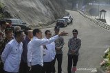 Presiden Joko Widodo memperhatikan papan informasi saat peresmian Terowongan Air Nanjung di Margaasih, Kabupaten Bandung, Jawa Barat, Rabu (29/1/2020). Presiden Jokowi meresmikan terowongan air nanjung sepanjang 230 meter dengan diameter 8 meter yang dibangun sebagai salah satu langkah penanggulangan banjir di kawasan Bandung Selatan. ANTARA JABAR/Raisan Al Farisi/agr