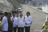 Presiden Joko Widodo (kanan) memberikan arahan kepada Menteri PUPR Basuki Hadimuljono (kedua kanan), Sekretaris Kabinet Pramono Anung (keempat kanan), Gubernur Jawa Barat Ridwan Kamil (kiri) dan Bupati Kabupaten Bandung Dadang Nasser (kedua kiri) saat peresmian Terowongan Air Nanjung di Margaasih, Kabupaten Bandung, Jawa Barat, Rabu (29/1/2020). Presiden Jokowi meresmikan terowongan air nanjung sepanjang 230 meter dengan diameter 8 meter yang dibangun sebagai salah satu langkah penanggulangan banjir di kawasan Bandung Selatan. ANTARA JABAR/Raisan Al Farisi/agr