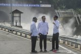 Presiden Joko Widodo (kanan) berbincang dengan Menteri PUPR Basuki Hadimuljono (kiri) dan Gubernur Jawa Barat Ridwan Kamil (tengah) saat peresmian Terowongan Air Nanjung di Margaasih, Kabupaten Bandung, Jawa Barat, Rabu (29/1/2020). Presiden Jokowi meresmikan terowongan air nanjung sepanjang 230 meter dengan diameter 8 meter yang dibangun sebagai salah satu langkah penanggulangan banjir di kawasan Bandung Selatan. ANTARA JABAR/Raisan Al Farisi/agr