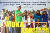 Operation Head Terminal BBM Cikampek Gatot Widiyanto (tengah) menyerahkan bantuan secara simbolis saat serah terima bantuan program CSR Argijaya (Agriculture Berjaya) di Desa bayur Kidul, Cilamaya Kulon, Karawang, Jawa Barat, Rabu (29/1/2020). Pertamina MOR III memberikan bantuan kepada kelompok binaan Wanita Tani Sekar Arum berupa bibit tanaman Kelor (Moringa oleifera) dan rumah produksi Dapur Agrijaya untuk meningkatkan kemandirian perekonomian daerah melalui pemberdayaan masyarakat dalam membangun desa. ANTARA JABAR/M Ibnu Chazar/agr