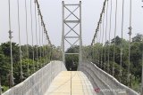 Warga melintasi jembatan gantung yang baru selesai dibangun di desa Gunungsari, Sukagumiwang, Indramayu, Jawa Barat, Rabu (29/1/2020). Kementerian PUPR Menargetkan pembangunan jembatan gantung baru untuk tahun 2020 sebanyak 148 unit dengan dengan total anggaran sekitar Rp 527 miliar. ANTARA JABAR/Dedhez Anggara/agr