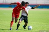 Pesepak bola Timnas Indonesia U-16 Diandra Diaz Dewari (kiri) mendapat hadangan pesepak bola Jawa Power Paiton U-15 Arifani Bactiar (kanan) pada laga Ujicoba Trofeo di Stadion Gelora Delta Sidoarjo, Jawa Timur, Rabu (29/1/2020). Timnas Indonesia U-16 berhasil mengalahkan tim Jawa Power Paiton U-15 dengan skor 4-0 dan tim Gala Siswa Indonesia (GSI) Sidoarjo dengan skor 4-0. Antara Jatim/Umarul Faruq/zk