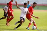 Pesepak bola Timnas Indonesia U-16 Marselino Ferdinan (kanan) mendapat hadangan pesepak bola Jawa Power Paiton U-15 Pradiktya Yoga (kiri) pada laga Ujicoba Trofeo di Stadion Gelora Delta Sidoarjo, Jawa Timur, Rabu (29/1/2020). Timnas Indonesia U-16 berhasil mengalahkan tim Jawa Power Paiton U-15 dengan skor 4-0 dan tim Gala Siswa Indonesia (GSI) Sidoarjo dengan skor 4-0. Antara Jatim/Umarul Faruq/zk