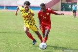 Pesepak bola Timnas Indonesia U-16 Alexandro Felix Kamuru (kanan) mendapat hadangan pesepak bola Gala Siswa Indonesia (GSI) Sidoarjo Mohammad Wahyu Buono (kiri) pada laga Ujicoba Trofeo di Stadion Gelora Delta Sidoarjo, Jawa Timur, Rabu (29/1/2020). Timnas Indonesia U-16 berhasil mengalahkan tim Jawa Power Paiton U-15 dengan skor 4-0 dan tim Gala Siswa Indonesia (GSI) Sidoarjo dengan skor 4-0. Antara Jatim/Umarul Faruq/zk