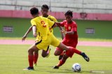 Pesepak bola Timnas Indonesia U-16 Wahyu Agung (kanan) mendapat hadangan pesepak bola Gala Siswa Indonesia (GSI) Sidoarjo Mohammad Wahyu Buono (kiri) pada laga Ujicoba Trofeo di Stadion Gelora Delta Sidoarjo, Jawa Timur, Rabu (29/1/2020). Timnas Indonesia U-16 berhasil mengalahkan tim Jawa Power Paiton U-15 dengan skor 4-0 dan tim Gala Siswa Indonesia (GSI) Sidoarjo dengan skor 4-0. Antara Jatim/Umarul Faruq/zk