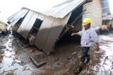 Warga melintas diarea perkampungan yang terdampak banjir bandang di Sempol, Ijen, Bondowoso, Jawa Timur, Kamis (30/1/2020). Pasca terjadinya banjir bandang yang menyebabkan 211 rumah terimbas luapan lumpur pada Rabu (29/1) itu, warga dibantu timsar gabungan mulai bergotong royong membersihkan perkampungan yang terdampak. Antara Jatim/Budi Candra Setya/zk