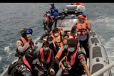 Anggota TNI AL dan polisi mengawal enam warga negara China yang terdampar di perairan Rote Ndao setibanya di Lantamal VII Kupang, NTT, Kamis (30/1/2020). Keenam warga negara China itu ditemukan terdampar di Rote Ndao setelah berusaha berlayar ke Australia namun dicegat oleh 