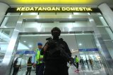 Anggota Gegana Polda Kalsel melakukan pengamanan di lokasi temuan benda yang diduga bom saat kegiatan simulasi penanggulangan keadaan darurat di Bandara Internasional Syamsudin Noor, Banjarbaru, Kalimantan Selatan, Kamis (30/1/2020). Simulasi tersebut digelar untuk melatih kemampuan dan meningkatkan kesiapsiagaan seluruh komponen petugas di kawasan bandara dalam menghadapi berbagai kemungkinan ancaman teror dan keadaan darurat. Foto Antaranews Kalsel/Bayu Pratama S.