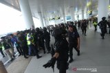 Anggota Gegana Polda Kalsel melakukan pengamanan benda yang diduga bom saat kegiatan simulasi penanggulangan keadaan darurat di Bandara Internasional Syamsudin Noor, Banjarbaru, Kalimantan Selatan, Kamis (30/1/2020). Simulasi tersebut digelar untuk melatih kemampuan dan meningkatkan kesiapsiagaan seluruh komponen petugas di kawasan bandara dalam menghadapi berbagai kemungkinan ancaman teror dan keadaan darurat. Foto Antaranews Kalsel/Bayu Pratama S.