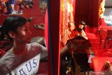 Dalang memainkan lakon Hwee Liong Toan atau Kisah Naga Api dalam Pagelaran Wayang Potehi di Klenteng En Ang Kiong, Malang, Jawa Timur, Kamis (30/1/2020). Pagelaran yang diadakan selama satu minggu tersebut untuk memeriahkan tahun baru Imlek dan menyambut perayaan hari Cap Go Meh. Antara Jatim/Ari Bowo Sucipto/zk