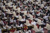 Ribuan peserta mengikuti Seleksi Kompetensi Dasar (SKD) berbasis Computer Assisted Test (CAT) untuk Calon Pegawai Negeri Sipil (CPNS) Pemprov Jabar di GOR Arcamanik, Bandung, Jawa Barat, Kamis (30/1/2020). Sebanyak 37.985 peserta mengikuti seleksi yang dilaksanakan pada 29 Januari - 8 Februari 2020. ANTARA JABAR/M Agung Rajasa/agr