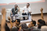 Direktur Keuangan BNI Ario Bimo (kanan) bersama Plt Deputi Infrastruktur Bisnis Kementerian BUMN Yuni Suryanto (kiri) berdialog dengan mahasiswa disela-sela talkshow BERAKSI - Berbagi Fakta dan Inspirasi di Universitas Telkom, Kabupaten Bandung, Jawa Barat, Jumat (31/1/2020). Kegiatan tersebut merupakan sosialisasi peran strategis Kementerian BUMN dan BUMN dalam perekonomian Indonesia serta capaian kinerjanya kepada para mahasiswa di berbagai kampus di Indonesia. ANTARA JABAR/M Agung Rajasa/agr