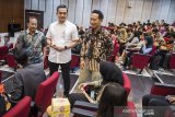 Direktur Keuangan BNI Ario Bimo (tengah) bersama Plt Deputi Infrastruktur Bisnis Kementerian BUMN Yuni Suryanto (kiri) dan Kepala Bagian Humas dan Protokol Kementerian BUMN Ferry Andrianto (kanan) berbincang dengan sejumlah mahasiswa disela-sela talkshow BERAKSI - Berbagi Fakta dan Inspirasi di Universitas Telkom, Kabupaten Bandung, Jawa Barat, Jumat (31/1/2020). Kegiatan tersebut merupakan sosialisasi peran strategis Kementerian BUMN dan BUMN dalam perekonomian Indonesia serta capaian kinerjanya kepada para mahasiswa di berbagai kampus di Indonesia. ANTARA JABAR/M Agung Rajasa/agr