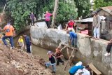 BPBD Bandarlampung bersihkan puing talud roboh