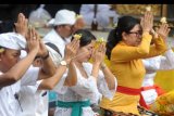 Sejumlah warga mengikuti persembahyangan bersama di Pura Luhur Candi Narmada Tanah Kilap, Denpasar, Bali, Jumat (31/1/2020). Persembahyangan yang dilakukan Dinas Pariwisata Provinsi Bali dan diikuti sejumlah pelaku industri pariwisata tersebut diselenggarakan untuk mendoakan keselamatan dunia dan memohon agar Bali dijauhkan dari penyebaran virus Corona. ANTARA FOTO/Fikri Yusuf/nym.